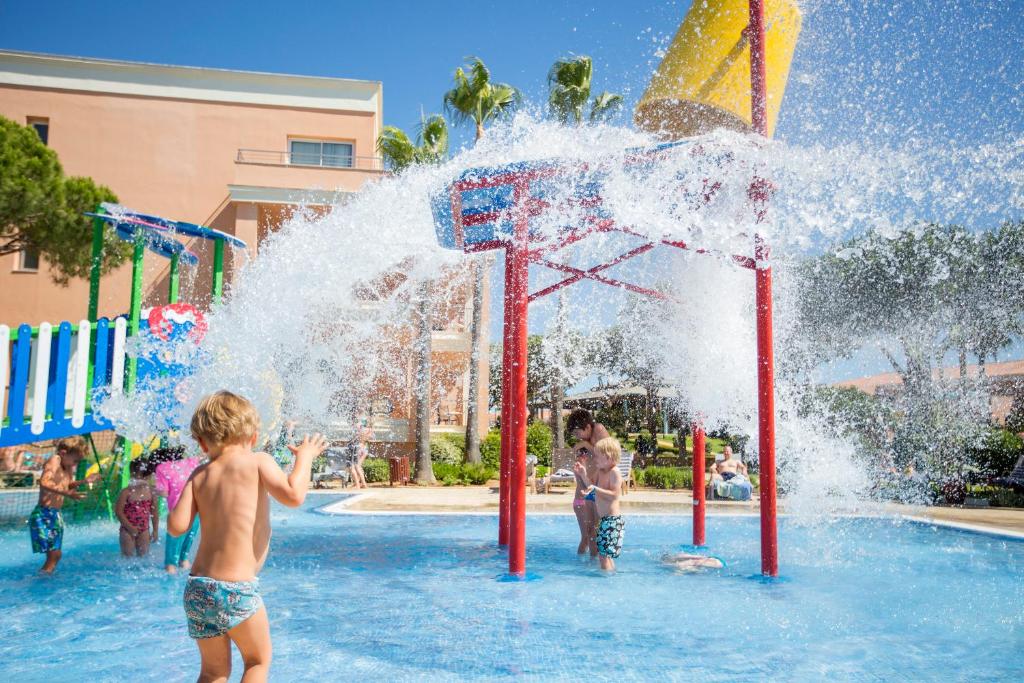 um grupo de crianças brincando em um parque aquático em Hipotels Barrosa Garden em Chiclana de la Frontera