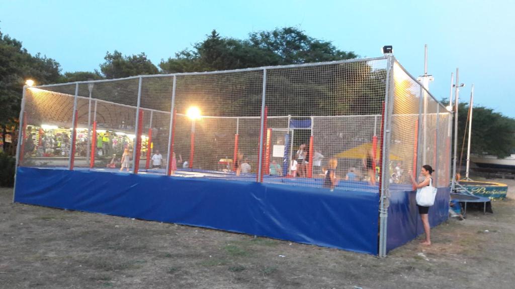 une grande cage avec une femme debout à l'intérieur dans l'établissement Marina & Luka, à Povljana