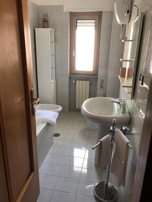 a bathroom with a sink and a toilet at Aussie Dream House in Formia