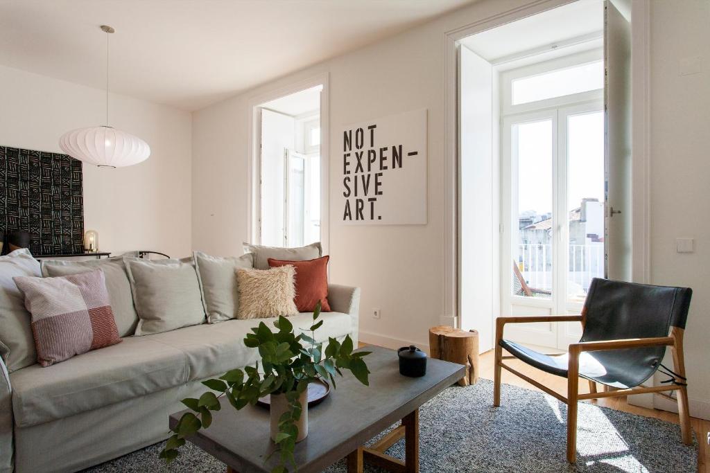 uma sala de estar com um sofá e uma mesa em Casas da Baixa - Terracos das Olarias Pool em Lisboa