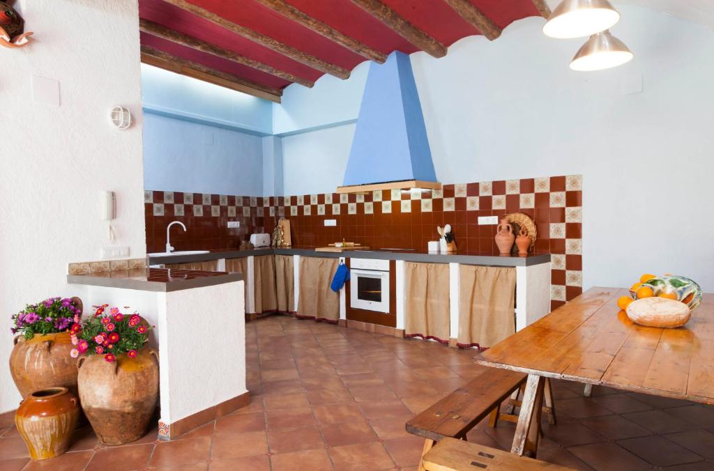 eine Küche mit einem Tisch und einer Arbeitsplatte in der Unterkunft Ca La Partida in San Rafael del Río