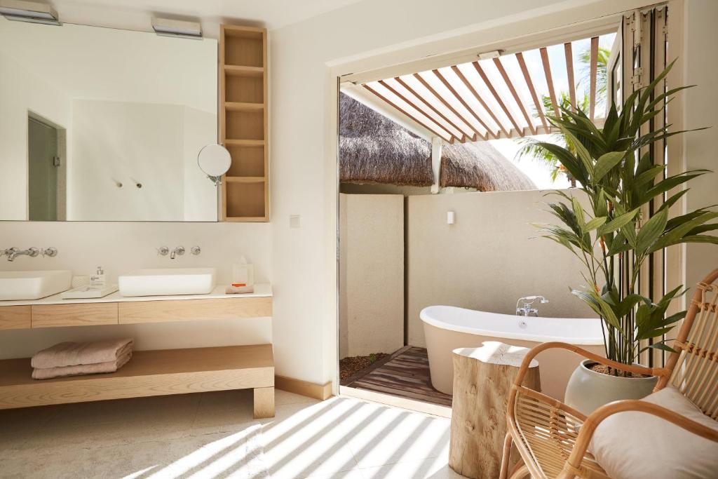 Koupelna v ubytování LUX* Grand Gaube Resort & Villas