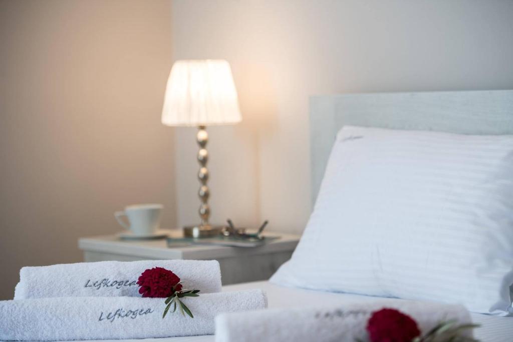 Postel nebo postele na pokoji v ubytování Lefkogea Villas & Apartments