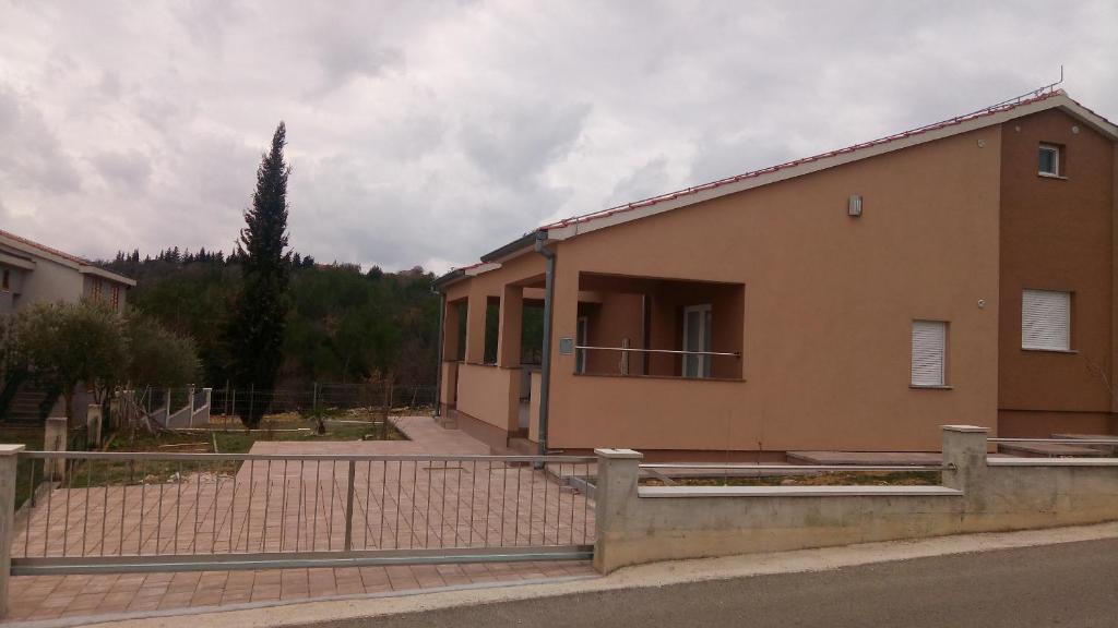 Budova, v ktorej sa apartmán nachádza
