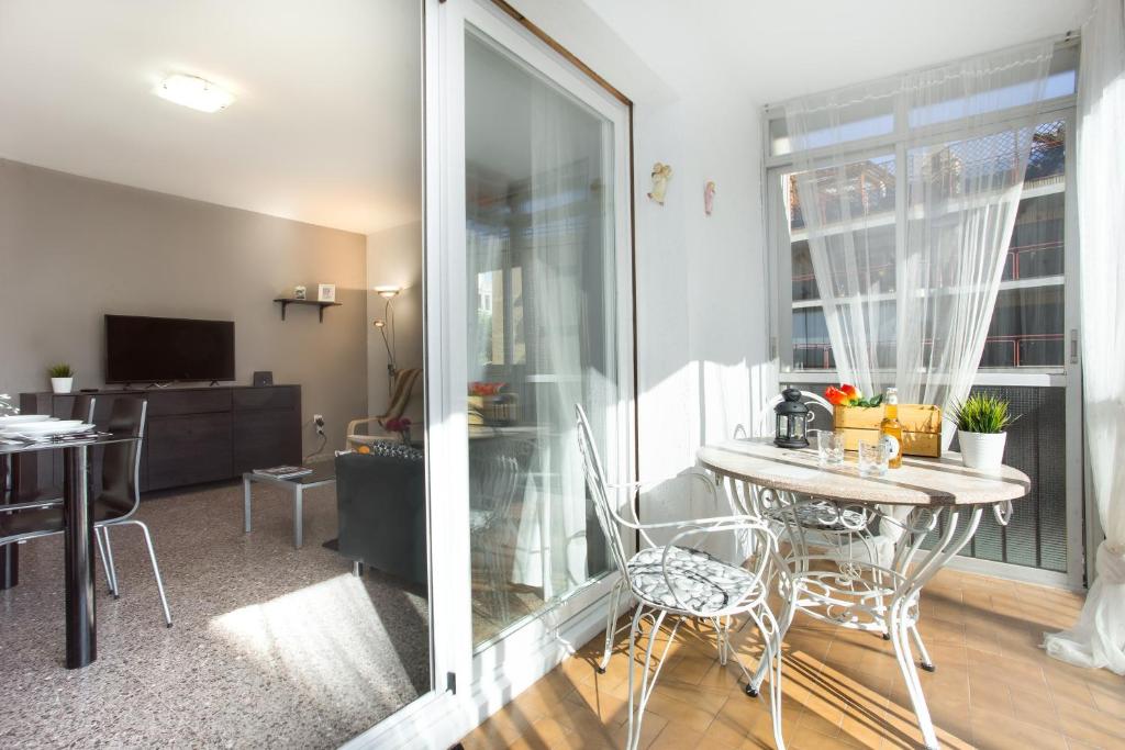 a living room with a table and chairs at Roger Balcon Mediterraneo Tarragona in Tarragona