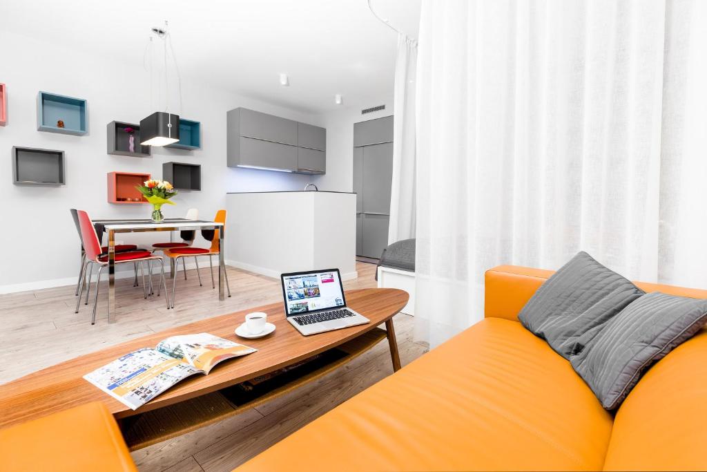 TV a/nebo společenská místnost v ubytování WrocApartments StarCenter - Parking Free