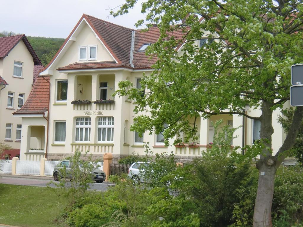 バート・ゾーデン・アレンドルフにあるFerienwohung Villa Cäcilieの赤屋根白屋根