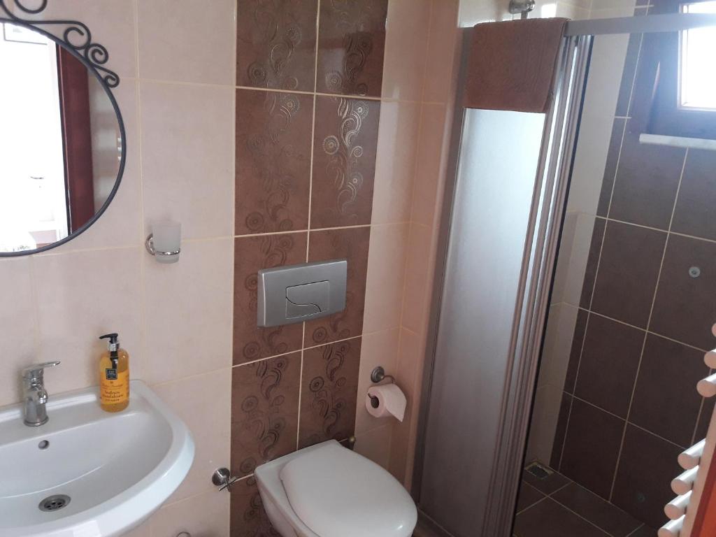 A bathroom at Sapphire Hotel