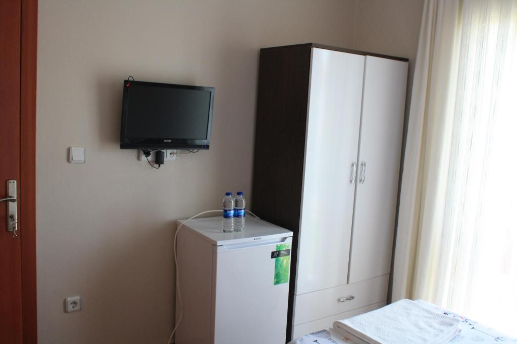 A television and/or entertainment centre at Sapphire Hotel