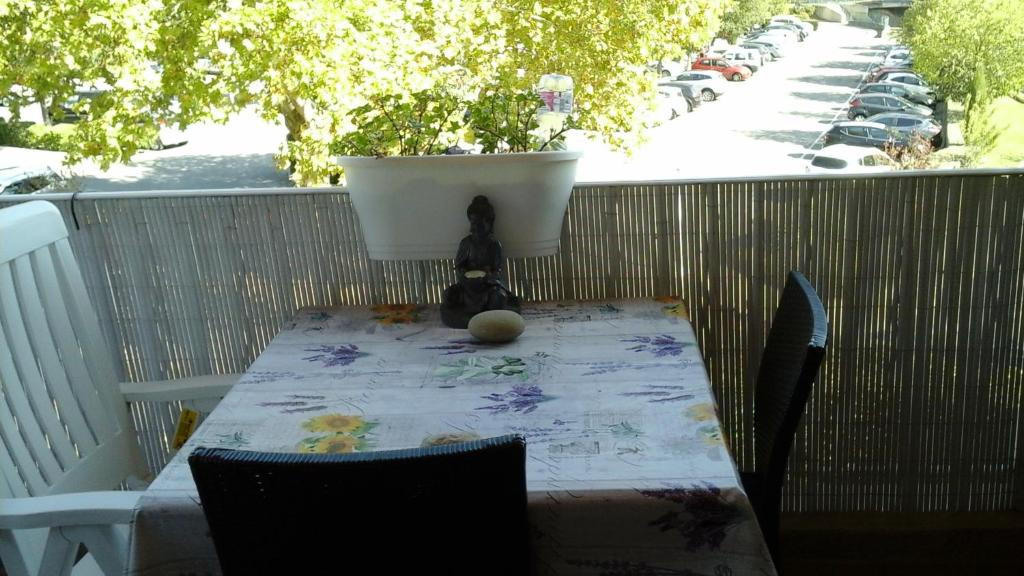 グレウー・レ・バンにあるVilla Thermaeのバルコニーのテーブルに座るテディベア