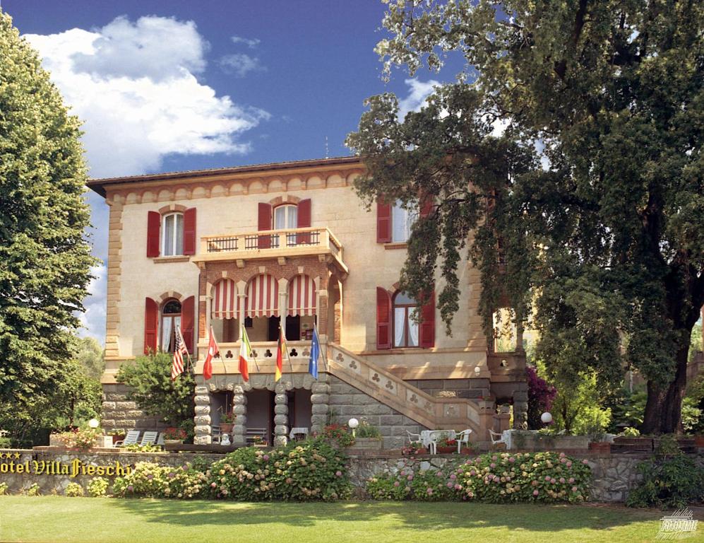 ein großes Haus mit einem Balkon auf der Vorderseite in der Unterkunft Villa Fieschi in Lavagna