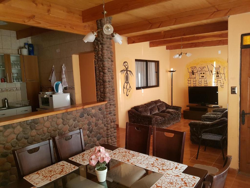 ein Wohnzimmer mit einem Tisch und einem Sofa in der Unterkunft Casa Chactur in San Pedro de Atacama