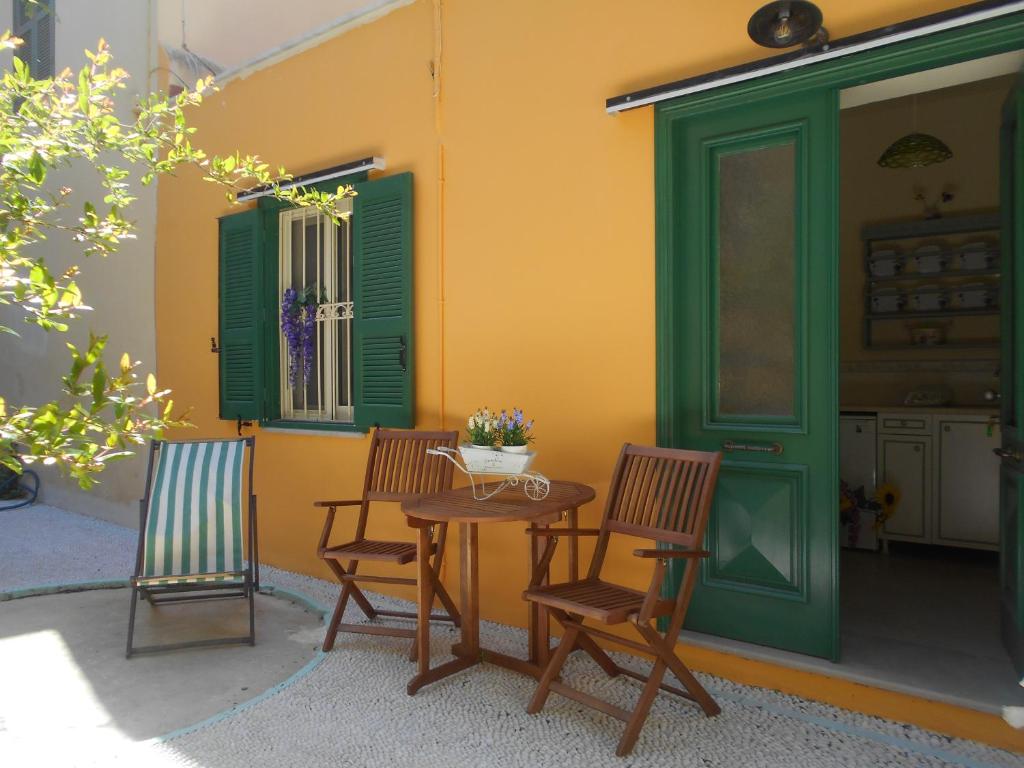 einen Tisch und Stühle vor einem Gebäude in der Unterkunft "Maison Masse" YOUTH HOSTEL with private courtyard in Rhodos (Stadt)