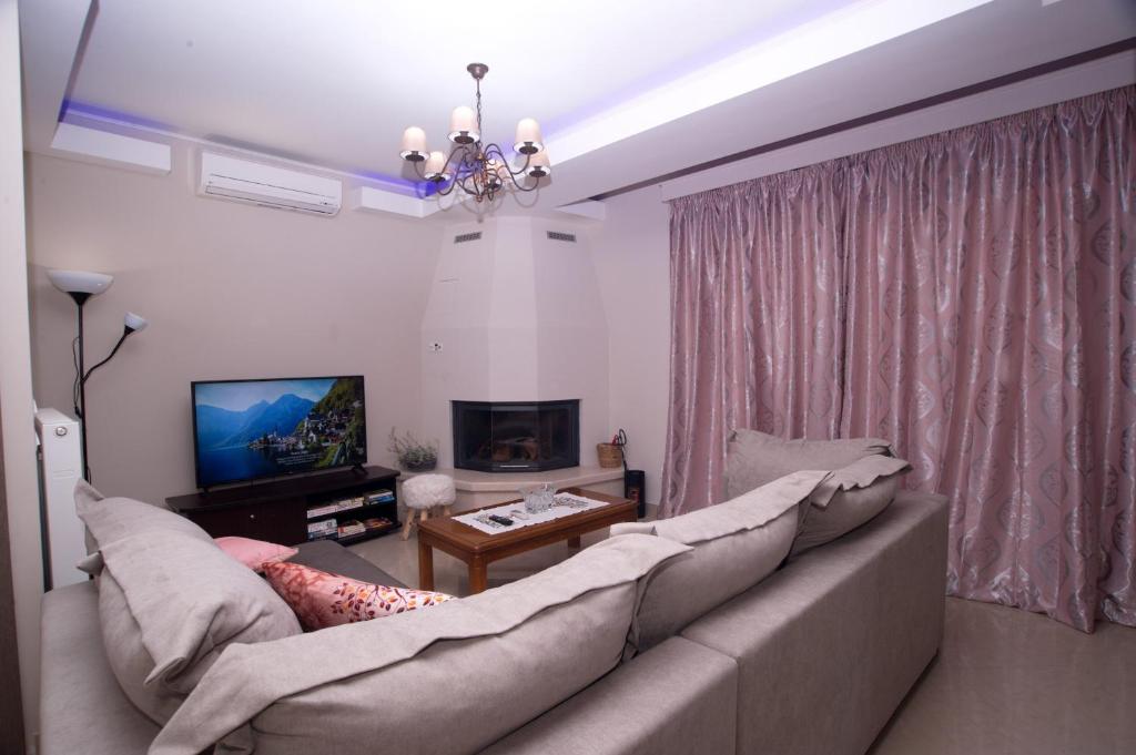 Televízia a/alebo spoločenská miestnosť v ubytovaní Corfu Villa Potamaki