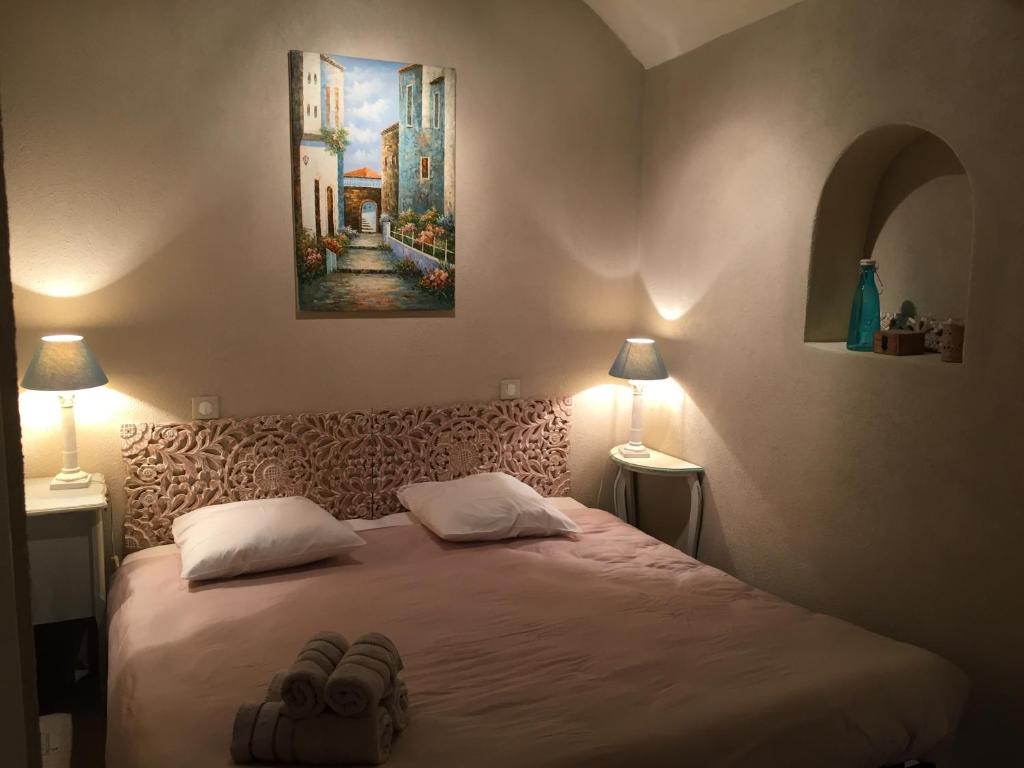 Un dormitorio con una cama con dos pares de zapatos. en Coeur du Suquet, en Cannes