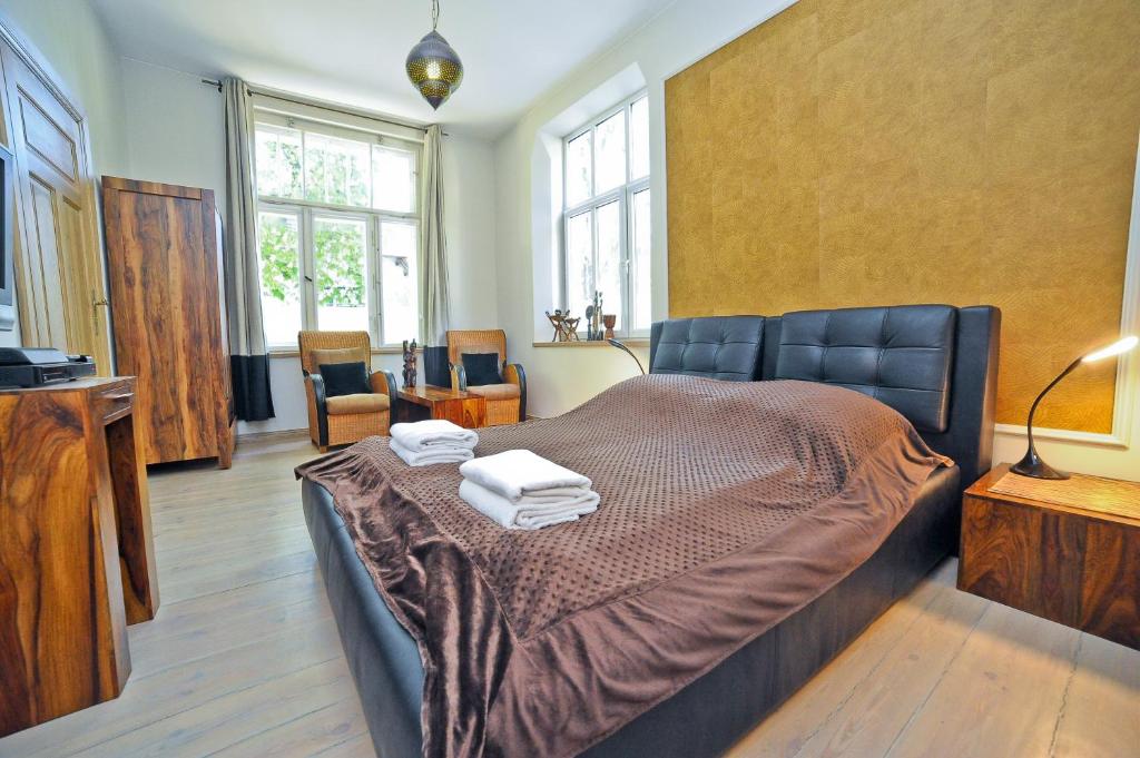 ソポトにあるAfricana Apartment by Grand Apartmentsのベッドルーム1室(ベッド1台、タオル2枚付)