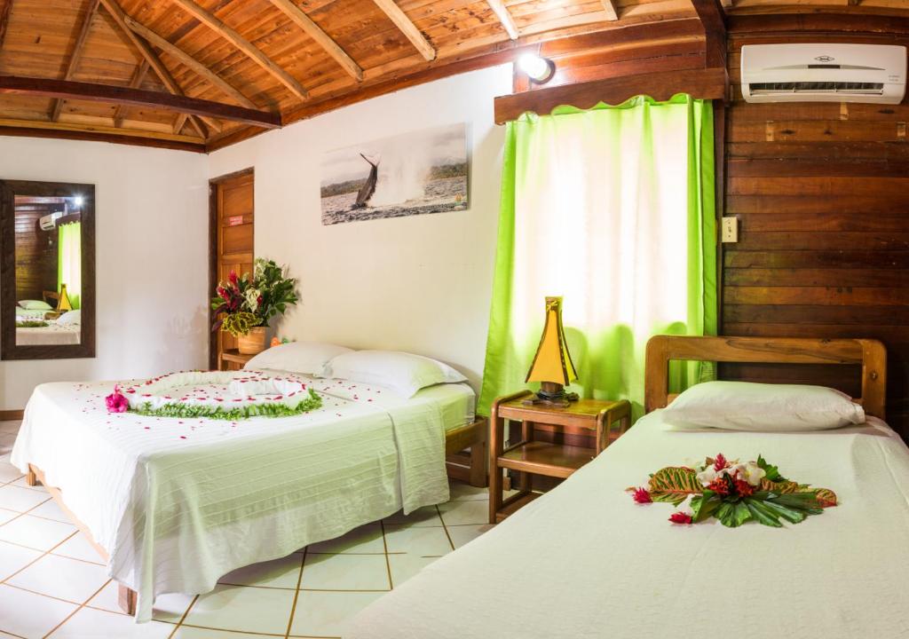 Postel nebo postele na pokoji v ubytování Tacarcuna Lodge