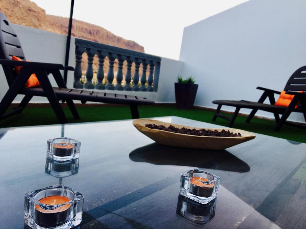 une table avec un bol d'oranges et deux verres dessus dans l'établissement Sabana - Terraza y Vistas, à Puerto de Mogán