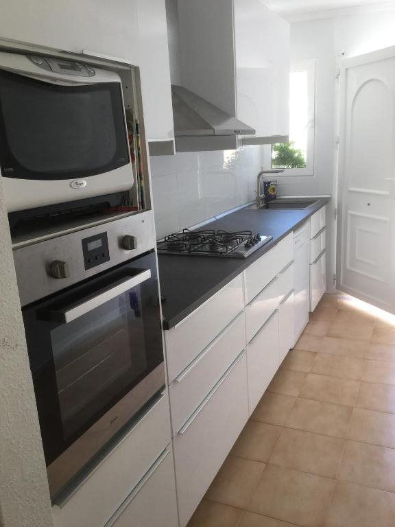 Kuchyň nebo kuchyňský kout v ubytování Detached Extended Lola Villa