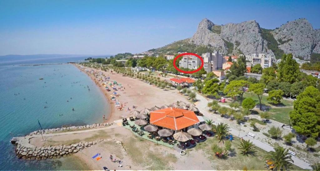 Beach apartment Ivanka in Omis في أوميس: اطلالة جوية على شاطئ دائري احمر