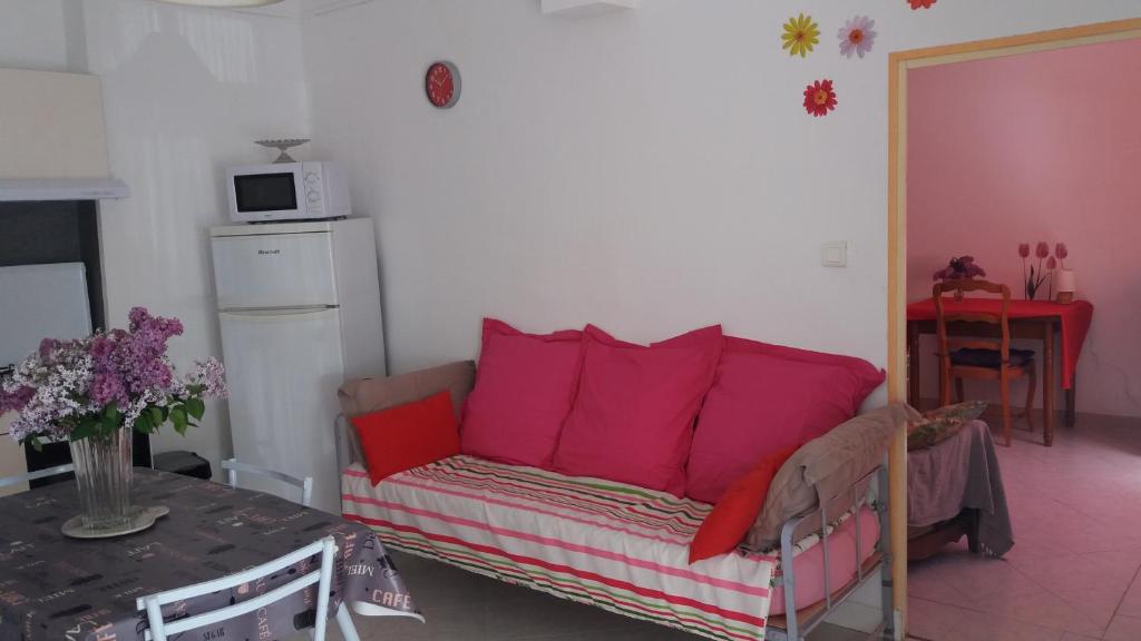 アルマーニュ・アン・プロバンスにあるoiseauxのリビングルーム(赤い枕のソファ付)