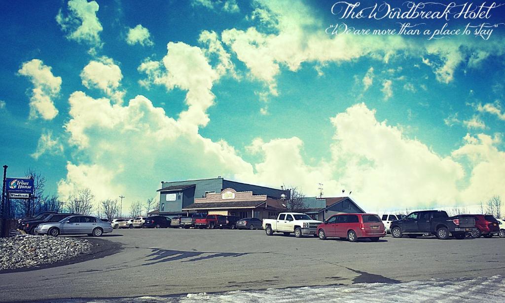 ein Parkplatz mit Autos vor einem Gebäude in der Unterkunft Windbreak Cafe in Wasilla