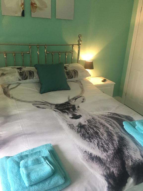 Postel nebo postele na pokoji v ubytování Bedrock Lodge
