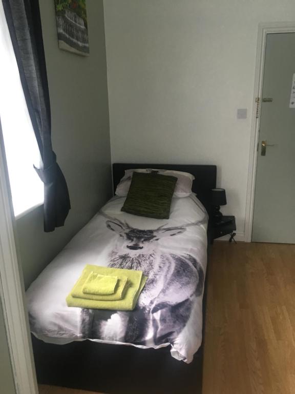 Postel nebo postele na pokoji v ubytování Bedrock Lodge