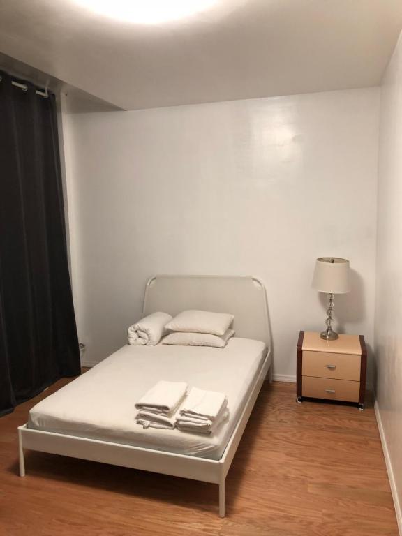 a bedroom with a bed with towels on it at Apartment Ocean Block in Brooklyn