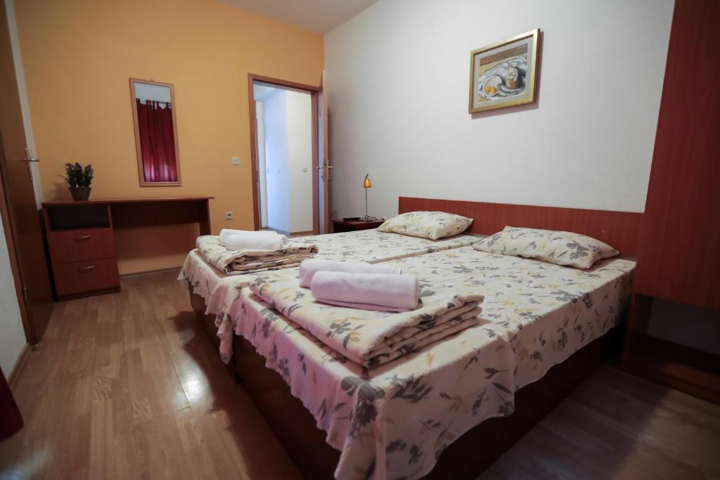 1 dormitorio con 2 camas en una habitación en Bakal Apartments, en Ohrid