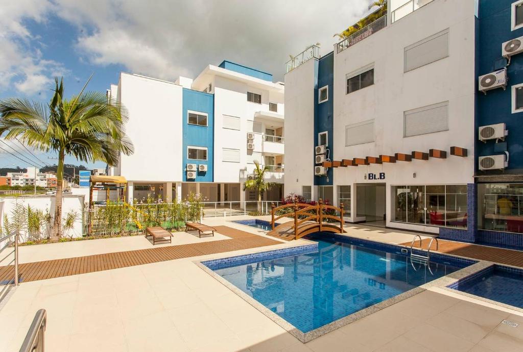 una piscina al centro di un edificio di APTO fino área nobre dos Ingleses. 500m da praia! a Florianópolis