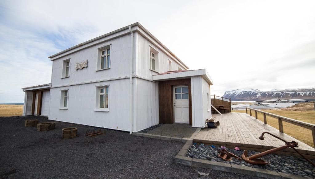 a white house sitting on top of a beach at Gamla Rif in Snæfellsbær