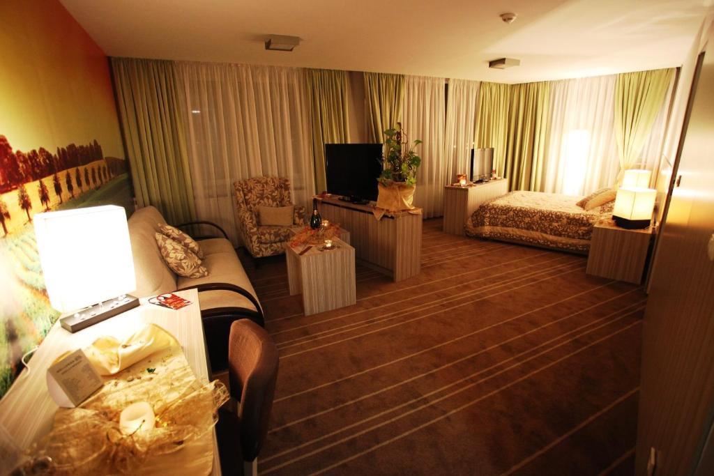 TV a/nebo společenská místnost v ubytování Hollywood Hotel