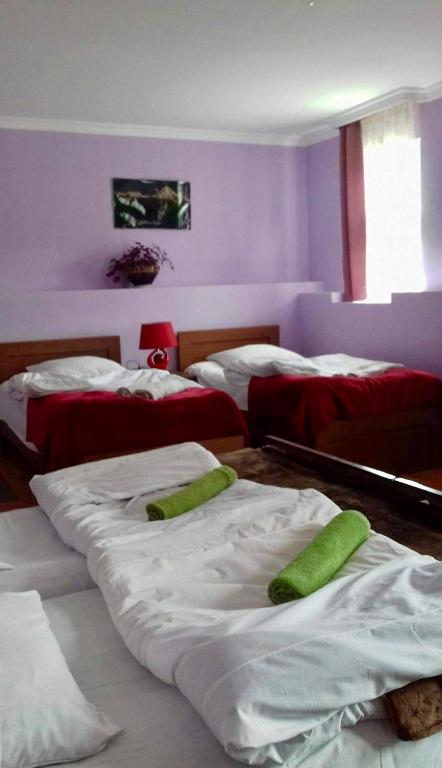 Postel nebo postele na pokoji v ubytování Nino Khetaguri Guest House