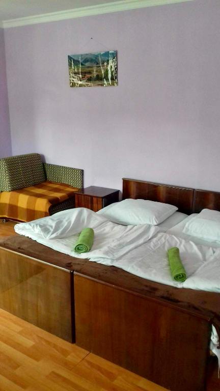 Postel nebo postele na pokoji v ubytování Nino Khetaguri Guest House