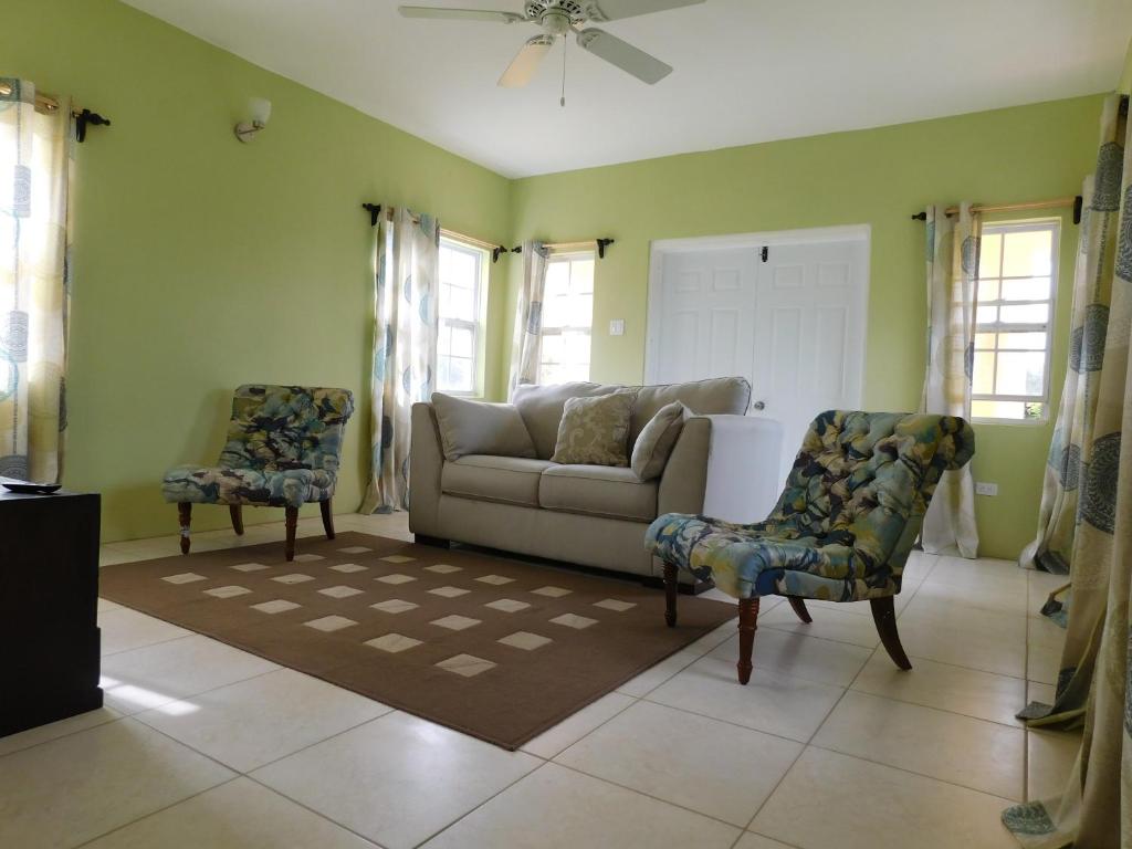 a living room with a couch and two chairs at Valley View Property in Ogeeʼs