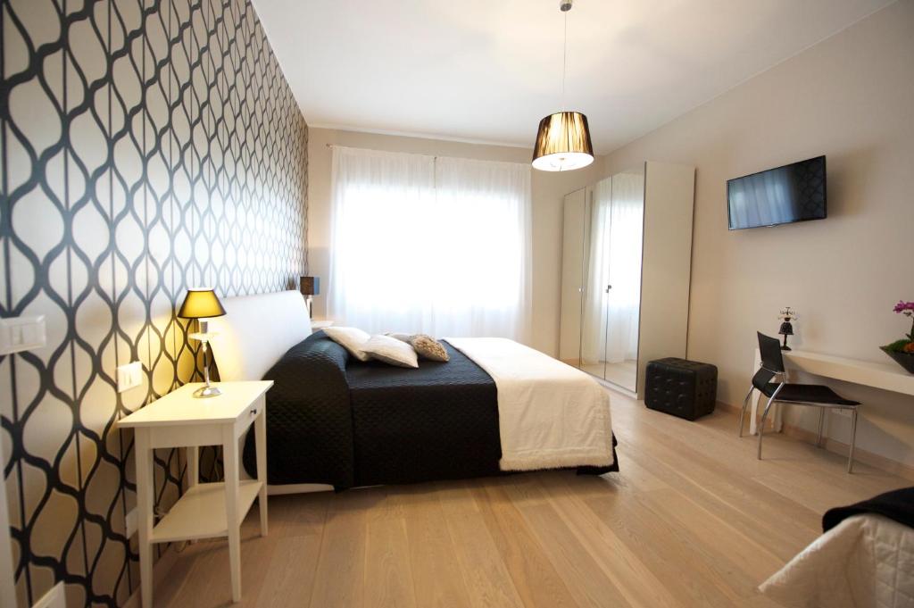 A bed or beds in a room at Quartopiano Guesthouse