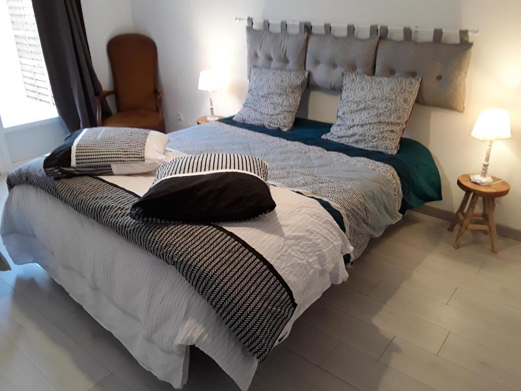 um quarto com uma cama grande com almofadas em Duc's House em Frozes
