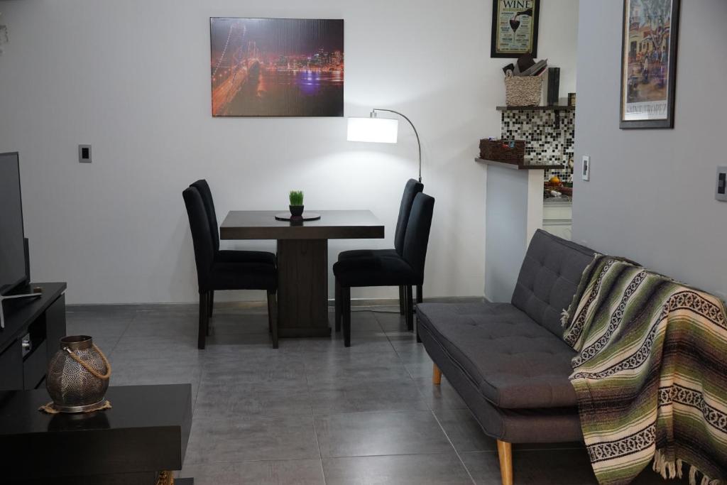 布宜諾斯艾利斯的住宿－Lola's Home，客厅配有沙发和桌子