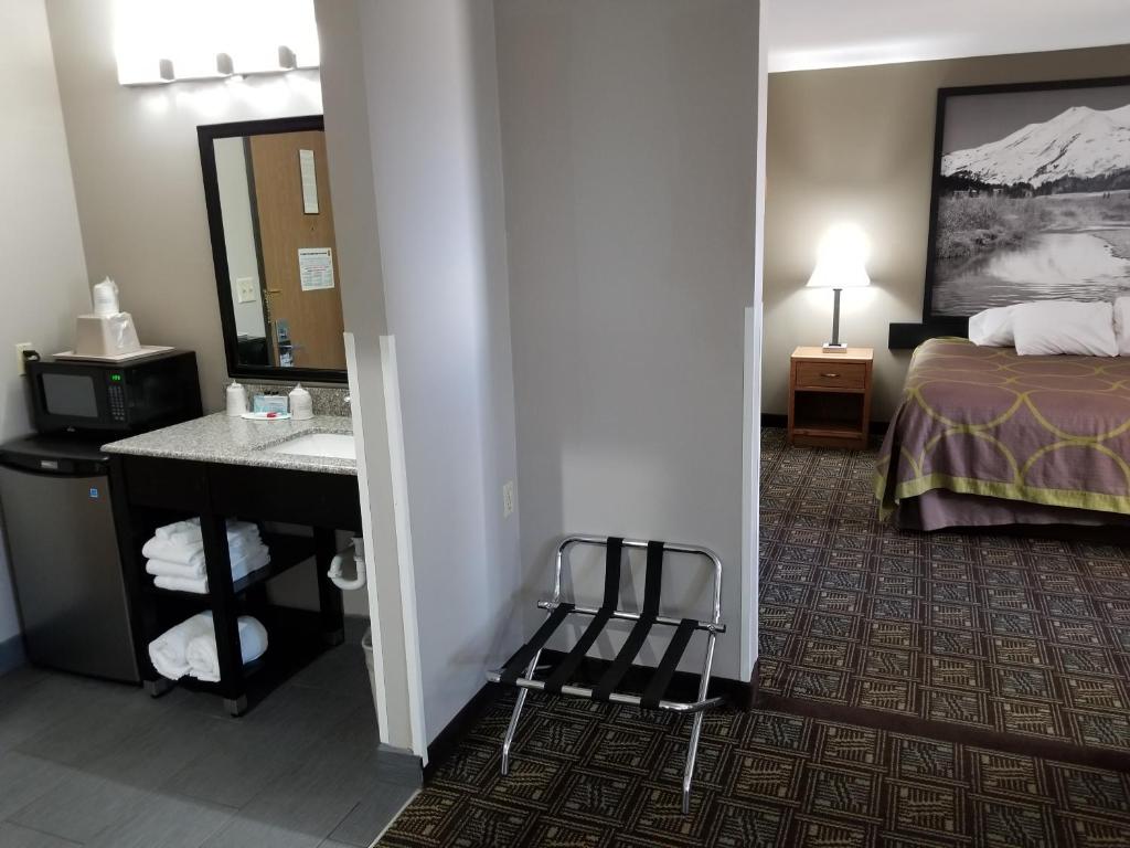 Super 8 by Wyndham Fort Collins photo