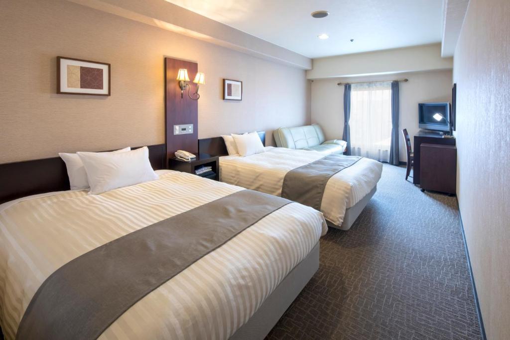 Tempat tidur dalam kamar di Nara Royal Hotel