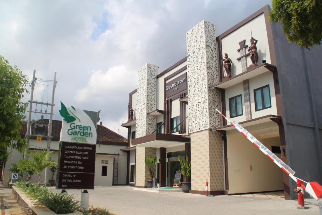 eine Darstellung eines grünen Gartengebäudes in der Unterkunft Green Garden Hotel in Tuban