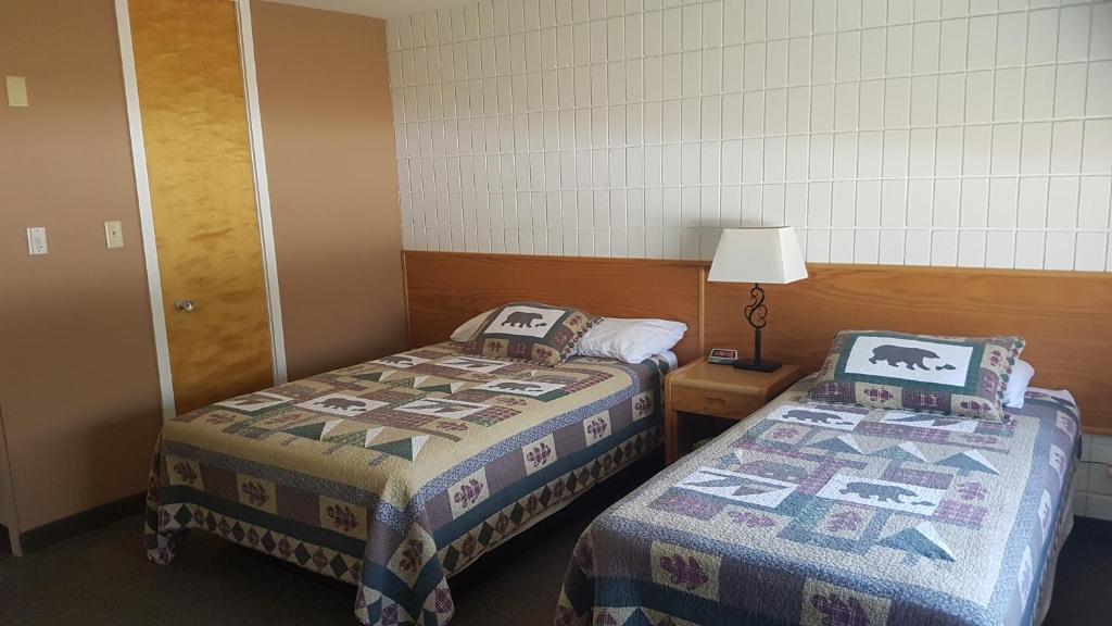 Postel nebo postele na pokoji v ubytování Pinawa Motel