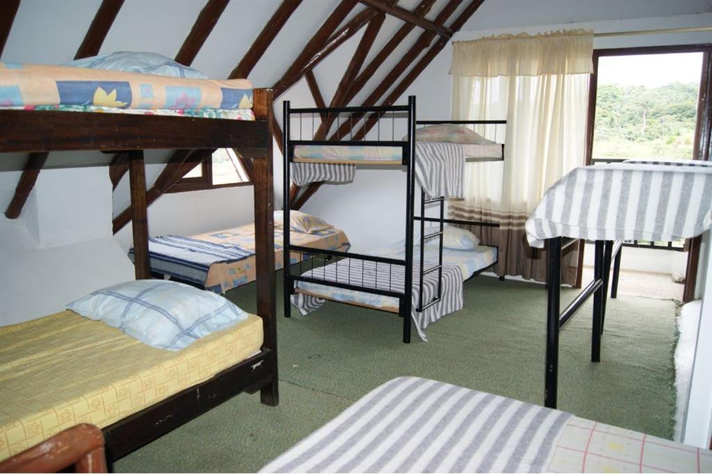 Poschodová posteľ alebo postele v izbe v ubytovaní Parcelación El Lago