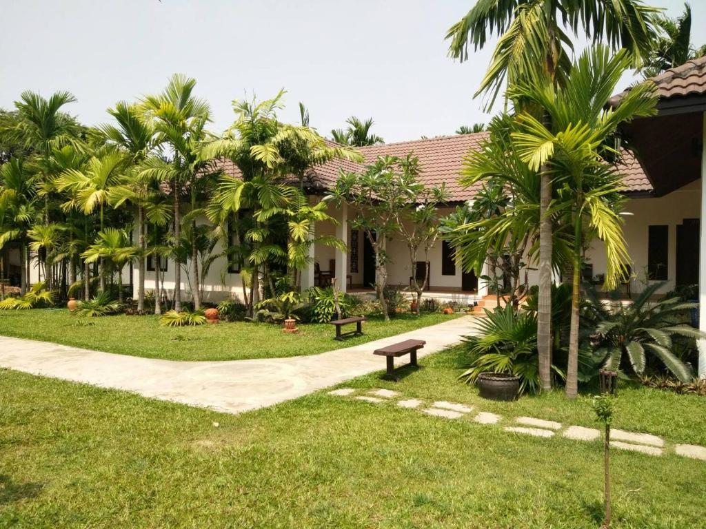 สวนหย่อมนอก Villa Thakhek