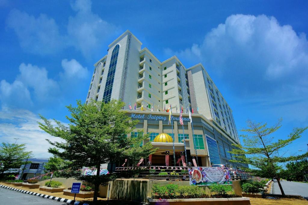 ein hohes Gebäude mit einer Kuppel darüber in der Unterkunft Hotel Taiping Perdana in Taiping