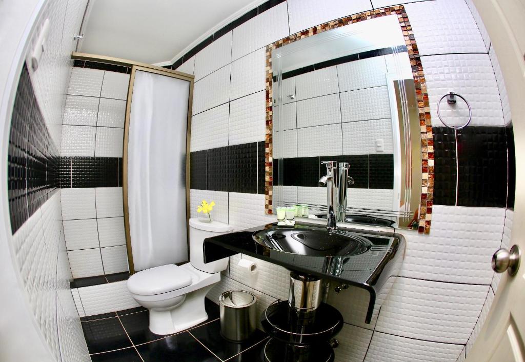 Koupelna v ubytování Yakana Hotel