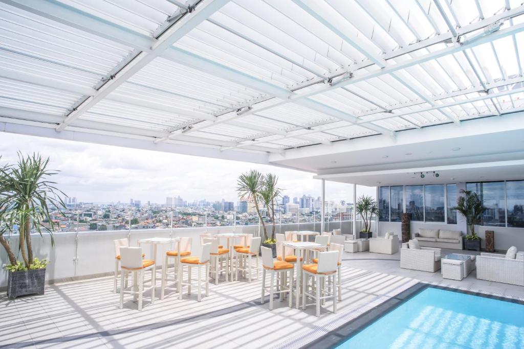 Bazén v ubytování Grand G7 Hotel Kemayoran nebo v jeho okolí