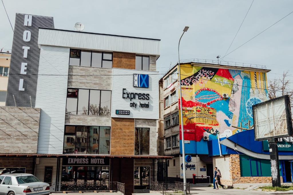 un bâtiment avec une fresque sur son côté dans l'établissement Express City Hotel, à Chimkent