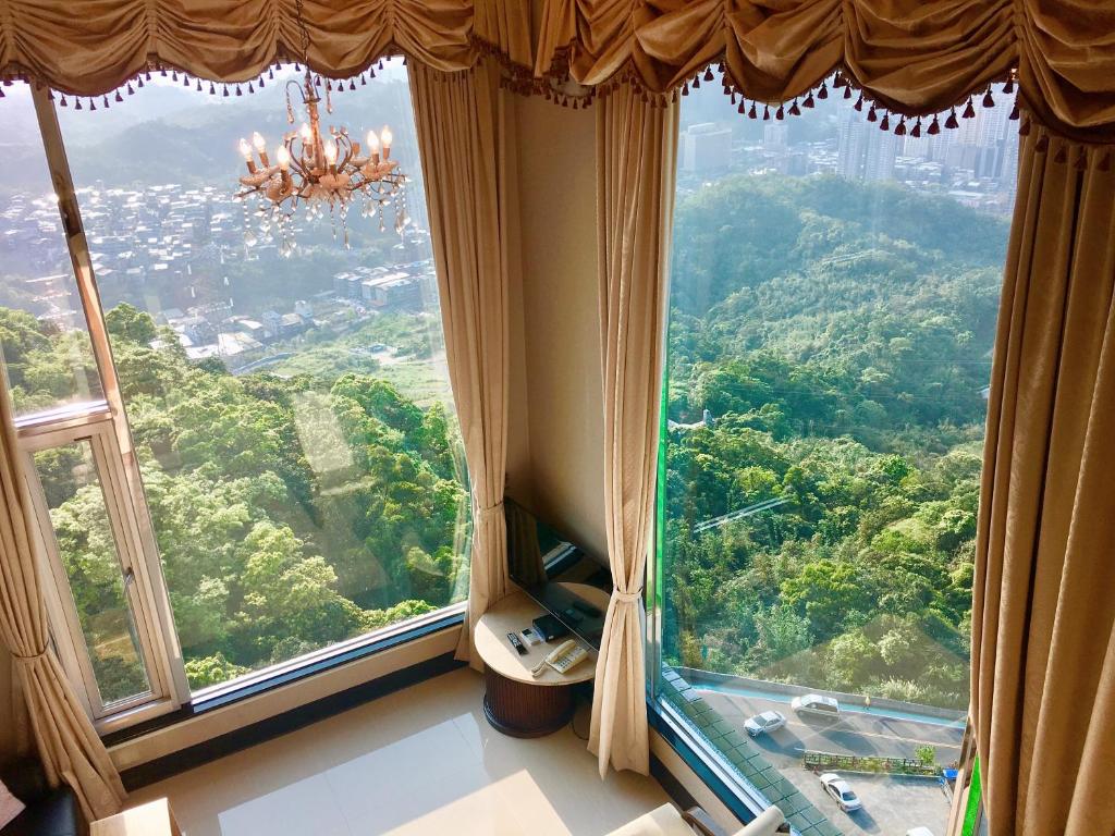 um quarto com uma grande janela com vista em Hi-Star View Hotel em Xizhi